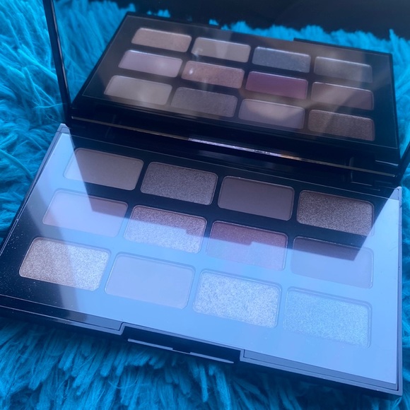 The Casual Collection Multi-Finish Eyeshadow Palette - Picture 4 of 7